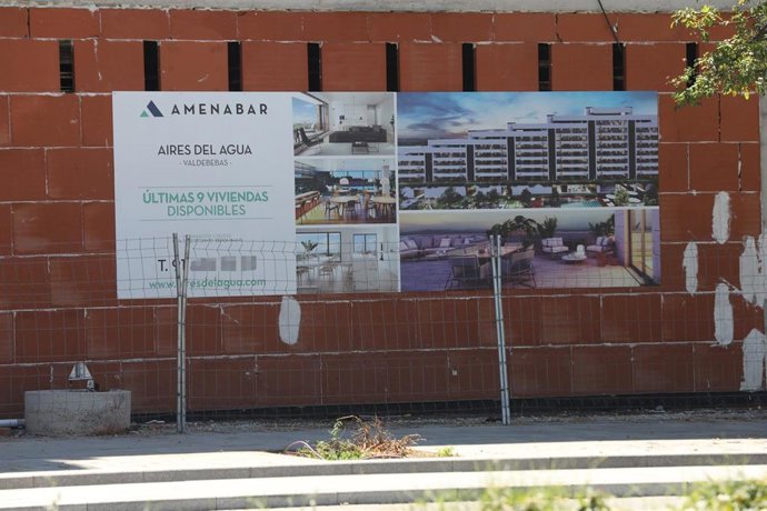 Cartel de una promotora anunciando la construcción de un edificio de viviendas en Madrid (España), a 6 de julio de 2020. 