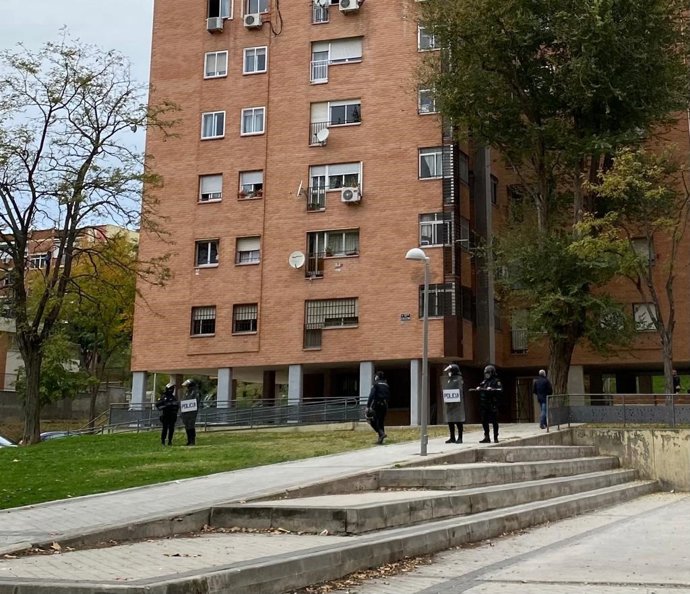 Unos 200 policías desmantelan una decena de narcopisos en la mayor operación contra la heroína en años