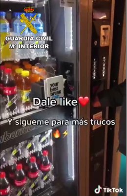 Investigado Un Trabajador Del Aeropuerto De Barcelona Que Difundió Un Vídeo En Tiktok Hurtando Artículos En Las Máquinas De Vénding A La Vez Que Explicaba Como Hacerlo Paso A Paso.