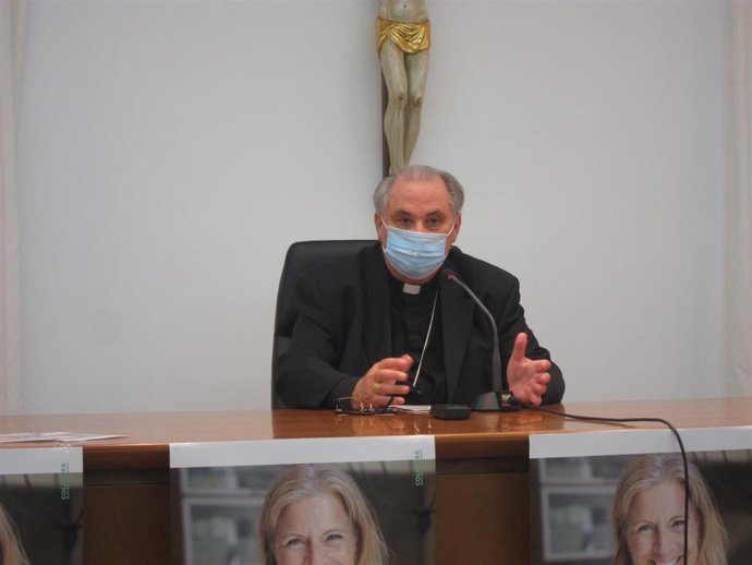 El arzobispo de Mérida-Badajoz, Celso Morga,en rueda de prensa