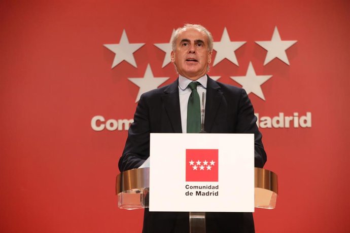 El consejero de Sanidad de la Comunidad de Madrid, Enrique Ruiz Escudero, en rueda de prensa ante los medios para informar de nuevas medidas en la región debido a la crisis sanitaria del Covid-19, en Madrid, (España), a 23 de octubre de 2020.