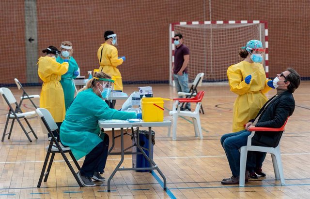 Sanitarios trabajando durante las pruebas de cribado de covid-19 con test de antígenos en el pabellón deportivo de 'El Paraguas'. En Sevilla (Andalucía, España), a 28 de octubre de 2020.