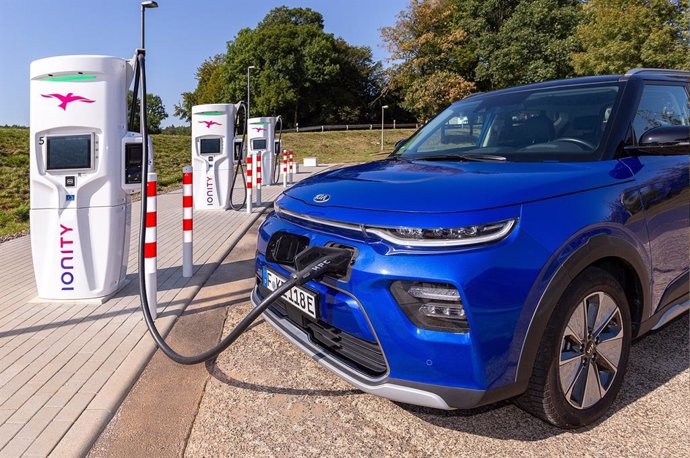 Imagen de un coche eléctrico recargándose.