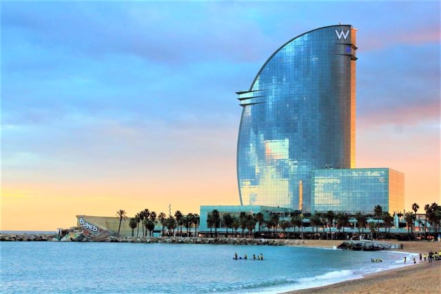El popular Hotel W de Barcelona, ubicado en la playa de la Barceloneta.