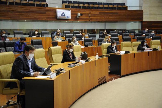 Pleno de la Asamblea de Extremadura con menos diputados por las medidas frente al Covid.
