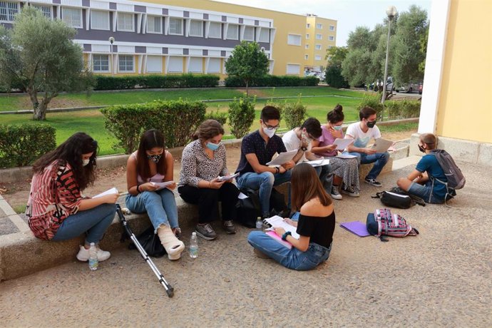 Estudiantes antes de examinarse de la PEvAU en la Olavide