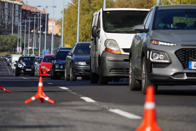 Varios coches esperan a pasar un control de movilidad por le confinamiento.