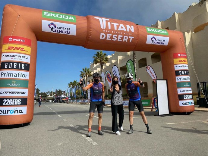 Los Gregarious pedelean a favor de la lucha contra el cáncer infantil en la Titan Desert