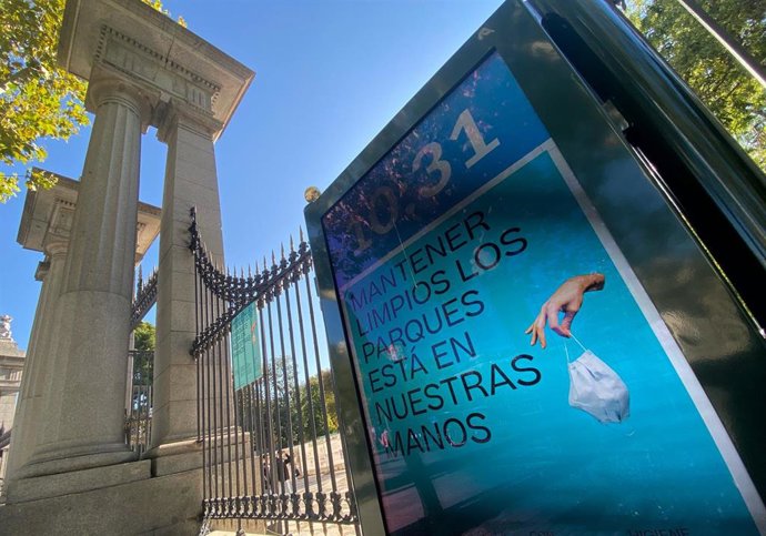 Una de las 22 pantallas instaladas por el Ayuntamiento de la capital en los accesos al Parque del Buen Retiro.
