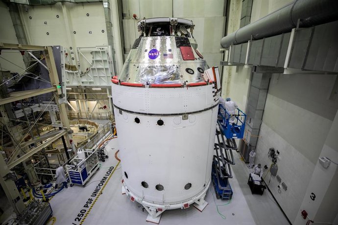 La nave espacial Orion para la misión Artemis I de la NASA está a la vista dentro del Edificio de Operaciones Neil Armstrong el 28 de octubre
