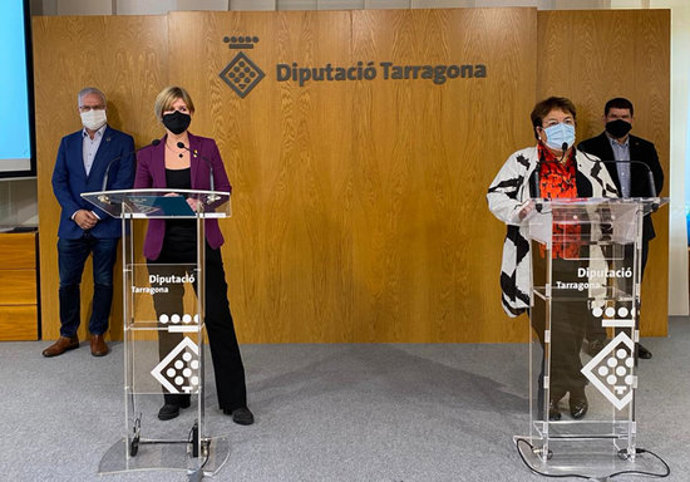 Pla general de Noemí Llauradó, presidenta de la Diputació; María José Figueras, rectora de la Universitat; Pere Granados, diputat, i Francisco Medina, vicerector en la presentació de l'acord marc. Imatge del 5 de novembre del 2020 (horitzontal)