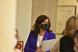 La presidenta del Gobierno, Concha Andreu, se dirige al Hemiciclo en el Parlamento de La Rioja