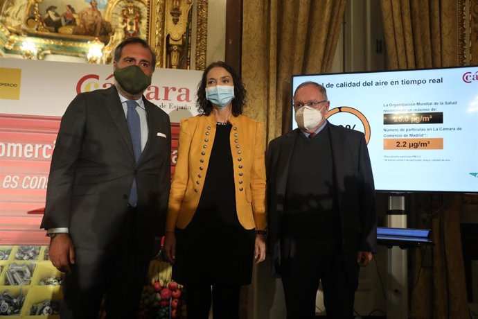 (I-D) El presidente de la Cámara de Comercio de Madrid, Ángel Asensio; la ministra de Industria, Comercio y Turismo, Reyes Maroto; y el presidente de Cámara de España, José Luis Bonet