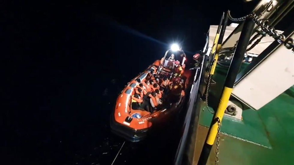 Imagen del traslado a bordo del buque de salvamento de la ONG de 77 migrantes rescatados en el Mediterráneo por el buque de la ONG Open Arms