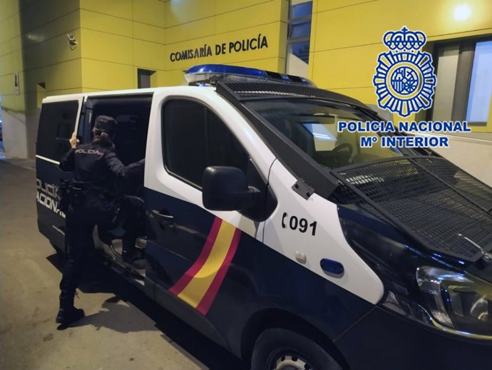 Una agente de la Unidad de Prevención y Reacción de la Policía Nacional se dispone a subir a un vehículo del Cuerpo