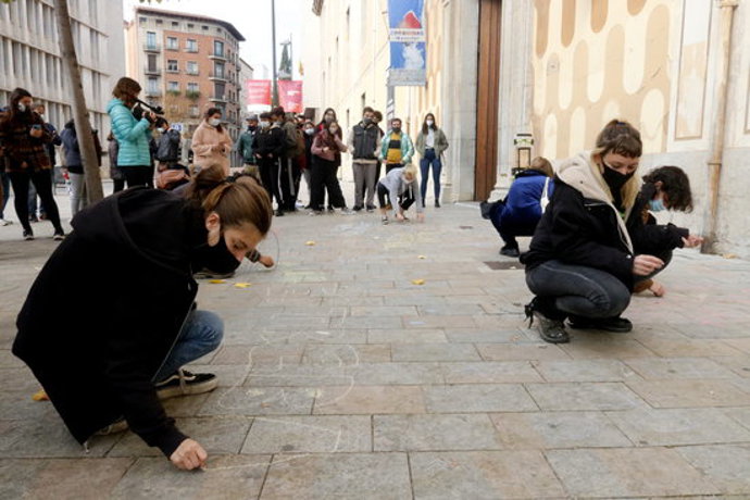 Els collectius emergents i membres del sector cultural gironí han escrit lemes amb guix davant la Casa de Cultura aquest 5 de novembre del 2020 (Horitzontal)