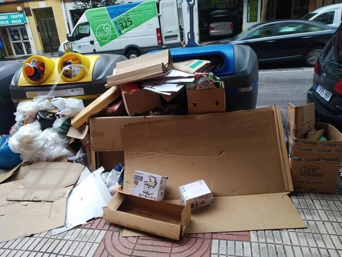 Residuos tirados por la calle al estar los contenedores llenos