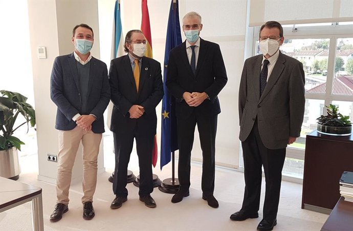 Pablo Núñez, delegado del ICOG; Manuel Regueiro, presidente del ICOG; Francisco Conde, vicepresidente segundo y conselleiro de Economía, Empresa e Innovación; y Ángel Bernardo Tahoces, director general de Planificación Energética y Recursos Naturales