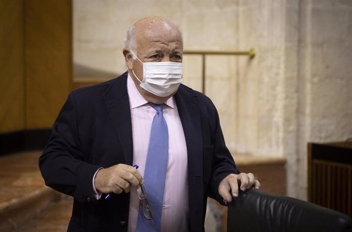 El consejero de Salud y Familias, Jesús Aguirre, minutos antes de su comparecencia en la primera jornada del Pleno del Parlamento de Andalucía. En Sevilla (Andalucía, España), a 04 de noviembre de 2020.