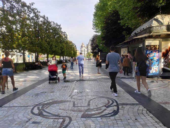 Gente paseando por el Campo San Francisco de Oviedo durante la Fase 2 de la desescalada por el coronavirus.