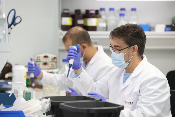 Investigadores trabajan en las instalaciones de una nueva factoría de la empresa ALGENEX dedicada a la producción de vacunas. En Tres Cantos, Madrid, (España), a 24 de septiembre de 2020.