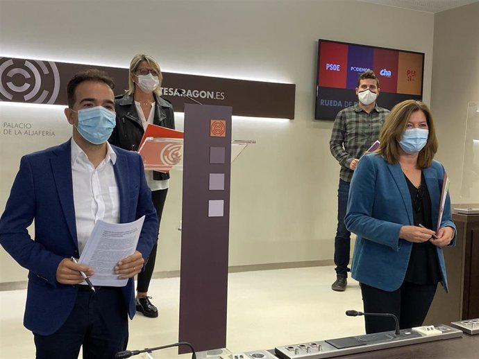 Los diputados del cuatripartito Pilimar Zamora (PSOE), Nacho Escartín (Podemos), Jesús Guerrero (PAR) y Carmen Martínez (CHA).