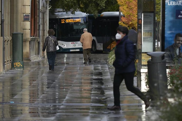 Transeúntes caminan por una calle de Pamplona