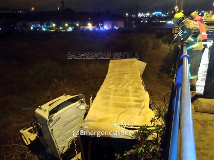 Vuelco de un camión desde la SE-30