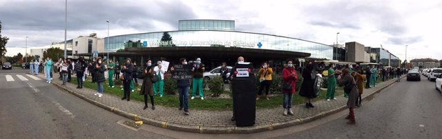 Concentración ante el Hospital Clínicio de Santiago en la que el personal de la UCI anuncia una huelga indefinida desde el 16 de noviembre
