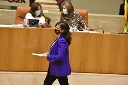 La presidenta del Gobierno riojano, Concha Andreu, se dirige hacia el atril en el Parlamento riojano