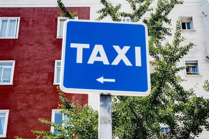 Señal de aparcamiento de taxi.