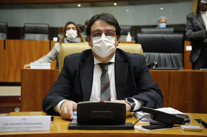 El vicepresidente segundo y consejero de Sanidad y Servicios Sociales de la Junta de Extremadura, José María Vergeles, en la Asamblea