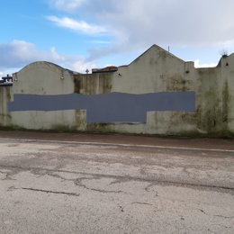 Parche con el que se ha suprimido la pintada alusiva a Revilla