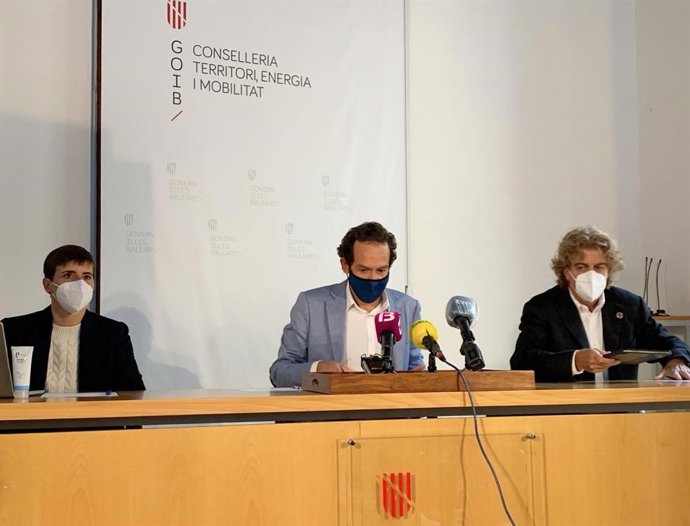 El conseller de Movilidad y Territorio, Marc Pons, (centro) ; el director del SOCIB, Joaquín Tintoré, y  la investigadora del SOCIB Aina Garcia