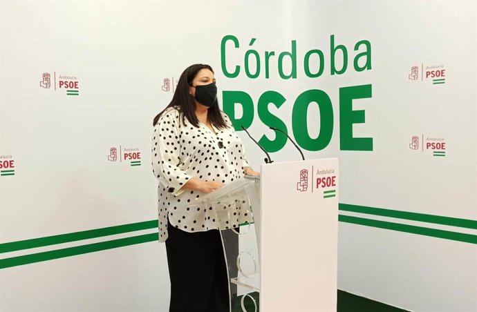 La vicesecretaria general de Política Municipal del PSOE de Córdoba, Lola Amo, en la sede de su partido.