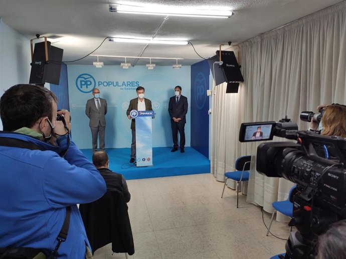 Francisco Vázquez en la sede del PP de Salamanca.