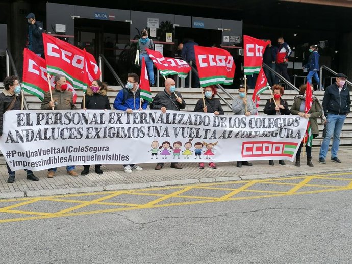 Concentración de CCOO este jueves a las puertas de la delegación de Educación de Málaga para la apertura de los comedores escolares de los centros educativos malagueños que permanecen pendientes