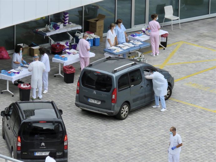 Personal sanitario del Hospital de Eibar realiza test PCR a conductores de vehículos en el parking del centro, en Eibar