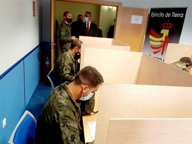 Al fondo de la imagen, Javier Izquierdo visita a los rastreadores del Ejército de Tierra en la Base El Empecinado.