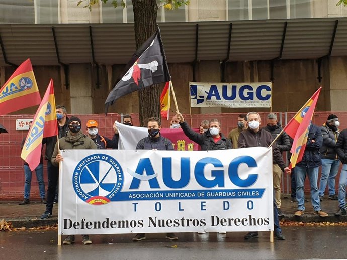 Miembros de AUGC protestan en la Dirección General de la Guardia Civil por "favorecer" a los mandos en el reparto de la productividad