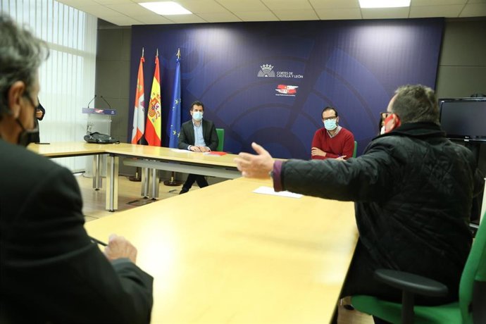 Tudanca se reúne en las Cortes con los representantes de los hosteleros de CyL