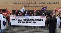Concentración en el hospital Virgen del Rocío en demanda de personal y mascarillas FFP2 y contra las "privatizaciones"