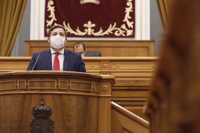 El consejero de Fomento, Nacho Hernando, en el pleno de las Cortes.