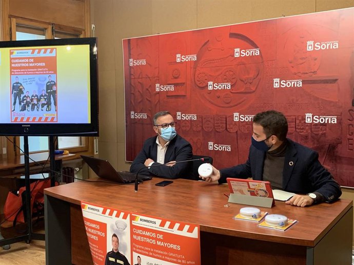 Juan Carlos Rodríguez (izda) y Eder García explican la nueva campaña de detector de humo.