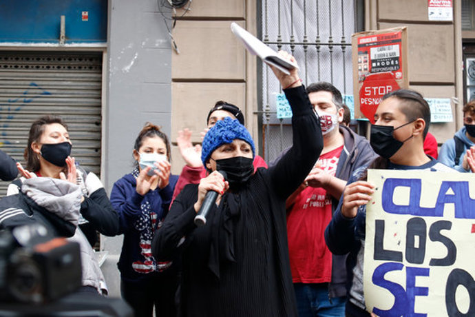 La Claudia celebra la suspensió del desnonament a les portes de l'edifici on viu amb els seus fills. Imatge del 5/11/2020 (horitzontal)