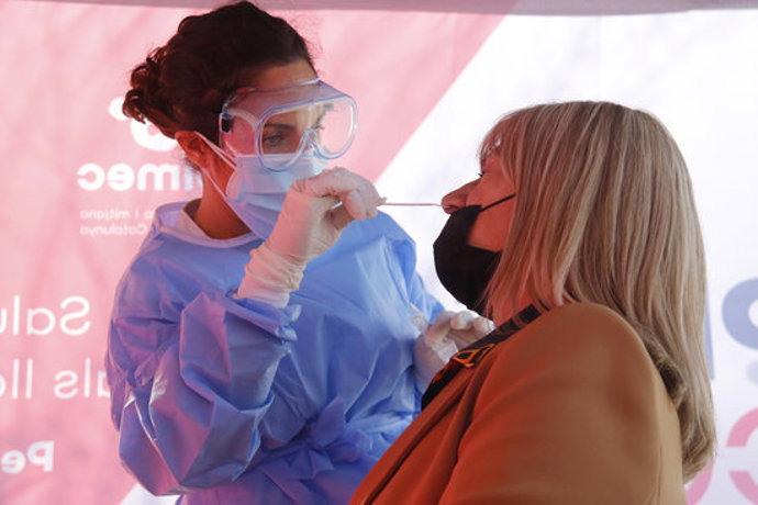 Personal sanitari pren mostres a una treballadora del polígon de Sant Quirze del Valls per fer un test d'antígen, el 5 de novembre de 2020 (horitzontal)