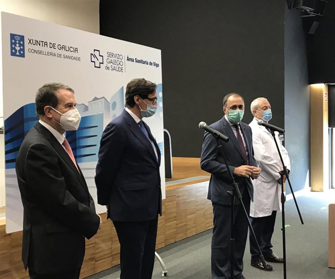 El alcalde de Vigo, Abel Caballero; el ministro de Sanidad, Salvador Illa; y el conselleiro de Sanidade, Julio García; atienden a los medios tras visitar el Hospital Álvaro Cunqueiro