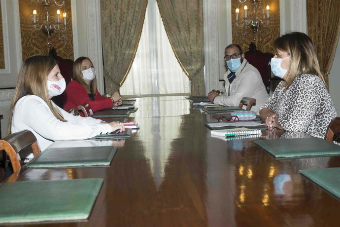 Irene García con la alcaldesa de Puerto Real