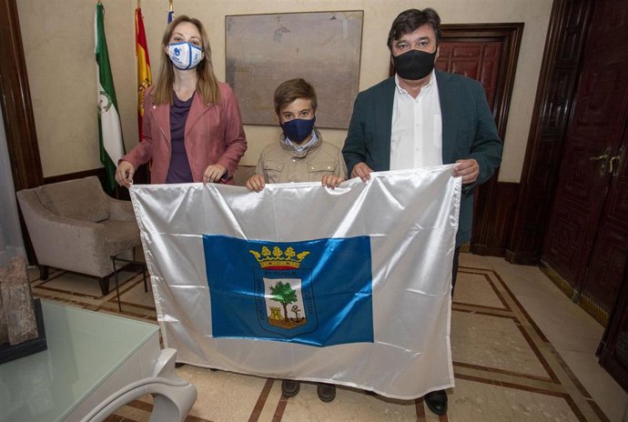 El alcalde recibe en el Ayuntamiento al jinete de once años Luis Cordero, que cuenta con 19 medallas. 