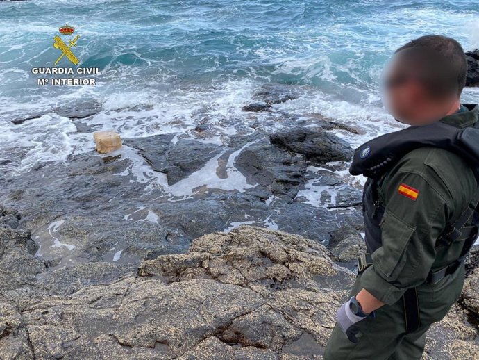 La Guardia Civil interviene unos 300 kilogramos de hachís en el litoral del este de las islas de Fuerteventura y Lanzarote